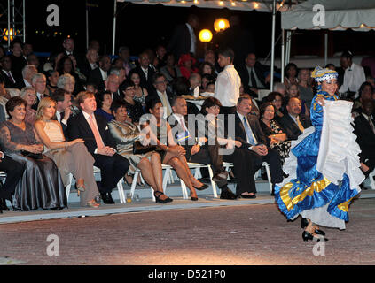 Ex primo ministro dei Paesi Bassi Antille, Emily de Jongh Elhage (L), Olandese Principessa Maxima e il principe Willem-Alexander partecipare alla cerimonia che circonda la dissoluzione delle Antille olandesi federation noto come le Antille olandesi, in Willemstad, Curacao, nella notte del 10 ottobre 2010. Lo status giuridico delle cinque isole dei Caraibi che compongono i Paesi Bassi Foto Stock