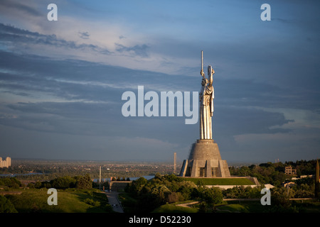 Monumentale statua del 'Maltra patria" di Kiev Foto Stock