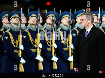 Il Presidente tedesco Christian Wulff è accolta con gli onori militari all'aeroporto di Mosca, Russia, 11 ottobre 2010. Egli ha iniziato un corso di cinque giorni visita di Stato in Russia. Foto: Wolfgang Kumm Foto Stock