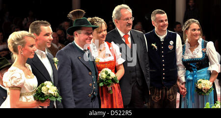 Monaco di Baviera signore sindaco Christian Ude (2-R) si sposi Bavarian-Saxonian coppie nuziale (L-R) Christin Berger e Markus Huttner, Mandy Protze e Michael Pichler, Nadine Schneider e Philipp Lakatoss a Monaco di Baviera, Germania, 12 ottobre 2010. Entrambi sposati la stessa data come il re Ludwig I di Baviera e Therese von Sachsen-Hildburghausen che segna l'Oktoberfest il duecentesimo anniversario. Foto: FRANK L Foto Stock