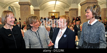 (L-R) Direttore Generale di Chemnitz e collezioni d'arte Ingrid Moessinger, presidentessa del Concistoro centrale degli ebrei in Germania Charlotte Knobloch, presidentessa di Chemnitz comunità ebraica Ruth Roecher e Chemnitz Lord Mayor Barbara Ludwig arrivare per le celebrazioni dei 125 anni la comunità ebraica a Chemnitz in Chemnitz (Germania), 12 ottobre 2010. Fondata nell'autunno 1885, quasi tutti gli Ebrei l Foto Stock