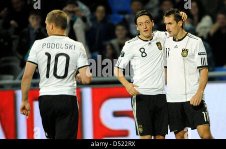 La Germania Miroslav KLOSE (R) celebra il suo obiettivo per un 1-0 di piombo con Lukas Podolski (L) e Mesut Oezil (C) durante UEFA EURO 2012 il qualificatore Germania vs Kazakistan in Astana Arena di Astana, Kazakistan, 12 ottobre 2010. La Germania ha vinto la partita da 3-0. Foto: Marius Becker Foto Stock