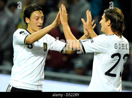 La Germania Mesut Oezil (L) e Mario Gomez celebrare il filo 2-0 durante UEFA EURO 2012 il qualificatore Germania vs Kazakistan in Astana Arena di Astana, Kazakistan, 12 ottobre 2010. La Germania ha vinto la partita da 3-0. Foto: Marius Becker Foto Stock