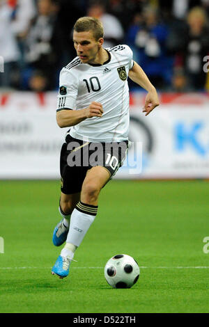 La Germania Lukas Podolski gioca la palla durante UEFA EURO 2012 il qualificatore Germania vs Kazakistan in Astana Arena di Astana, Kazakistan, 12 ottobre 2010. La Germania ha vinto la partita da 3-0. Foto: Marius Becker Foto Stock