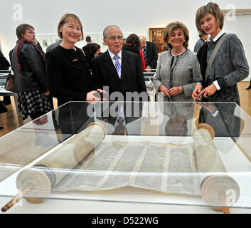 Direttore generale dell'Kunstsammlungen Chemnitz, Ingrid Moessinger (L-R), ex presidente della comunità ebraica di Chemnitz, Siegmund Rotstein, Presidente del Zentralrat der Juden in Deutschland, Charlotte Knobloch e sindaco Barbara Ludwig visita la mostra speciale nel Kunstsammlungen dopo una cerimonia per celebrare il 125° anniversario della comunità ebraica a Chemnitz Foto Stock