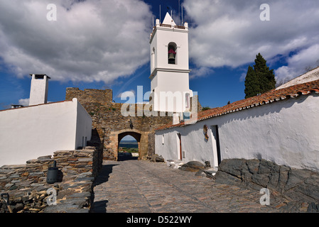 Portogallo Alentejo: viale medievale e Porta da Vila con torre campanaria nel villaggio storico Monsaraz Foto Stock