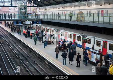 La stazione della metropolitana di Earl's Court, London, Regno Unito Foto Stock