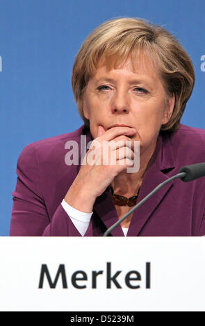 Il cancelliere tedesco Angela Merkel si siede in una conferenza regionale della CDU a Halle, Germania, 13 ottobre 2010. Gli argomenti della conferenza sono concetti per l'energia, la riforma delle forze armate tedesche, riforme in materia di Hartz-IV-politiche e molto probabile che le discussioni in materia di immigrazione. Foto: Jan Woitas Foto Stock