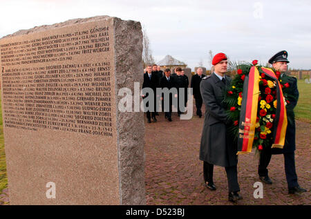 Due soldati portare una corona durante la visita del Presidente della Repubblica federale di Germania Christian Wulff presso il cimitero di soldati tedeschi nel Sologubovka vicino a San Pietroburgo, Russia, 14 ottobre 2010. In tutto il mondo più grande cimitero di stranieri per i soldati tedeschi si trovano 45 000 soldati morti della Seconda Guerra Mondiale. Il Presidente tedesco Wulff è in Russia per un periodo di cinque giorni di visita di stato. Foto: Wolfgang Kumm Foto Stock