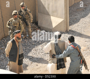 I soldati USA assistere afghano di polizia in uniforme operare un controllo del punto di Febbraio 28, 2013 Spin Boldak, provincia di Kandahar, Afghanistan. Foto Stock