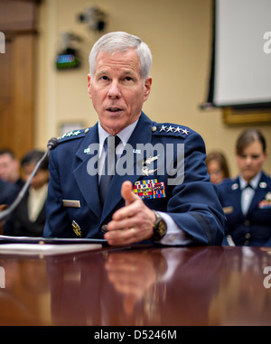 Gen. William L. Shelton, Commander, U.S. Air Force Space Command testimonia durante una casa di scienza, di spazio e di tecnologia di audizione del Comitato chiamato minacce dallo Spazio: una recensione di U.S. Gli sforzi del governo per tenere traccia e mitigare gli asteroidi e meteore Marzo 19, 2013 a Rayburn House Edificio per uffici a Washington, DC. Foto Stock