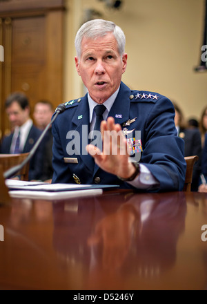 Gen. William L. Shelton, Commander, U.S. Air Force Space Command testimonia durante una casa di scienza, di spazio e di tecnologia di audizione del Comitato chiamato minacce dallo Spazio: una recensione di U.S. Gli sforzi del governo per tenere traccia e mitigare gli asteroidi e meteore Marzo 19, 2013 a Rayburn House Edificio per uffici a Washington, DC. Foto Stock