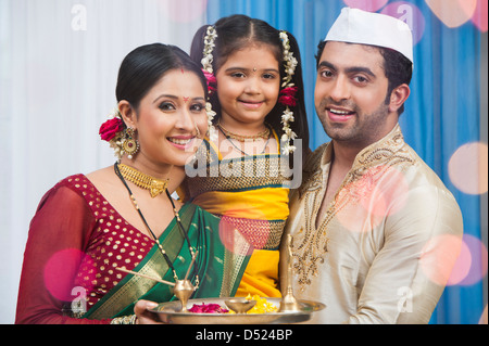 Famiglia Maharashtrian celebrando Ganesh Chaturthi festival Foto Stock