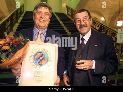 (FILE) un file immagine datata 09 dicembre 1999 Socialdemocratici (SPD) parlamentare e laureate del Premio Nobel Alternativo, Hermann Scheer (L) sorridente con il suo Premio Nobel Alternativo e autore tedesco Guenter Grass (R) a Stoccolma, Svezia. Hermann Scheer è morto all'età di 66, il suo ufficio ha riferito all Agenzia Tedesca di Stampa dpa il 15 ottobre 2010. Scheer, membro tedesco del Bunde Foto Stock