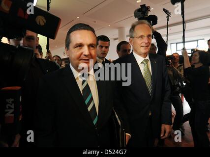 Stato federale Baden-Wuerttemberg il Primo Ministro Stefan Mappus (L) e Stoccarda signore sindaco Wolfgang Schuster (R) arrivano per l'inizio della mediazione in fortemente contestato la stazione ferroviaria di Stoccarda del progetto 21 rally a Stoccarda, Germania, 15 ottobre 2010. Migliaia di persone si sono stretti per il fortemente contestato 4.1 miliardi di euro progetto 'Stuttgart 21' che vede una trasformazione di Stutt Foto Stock