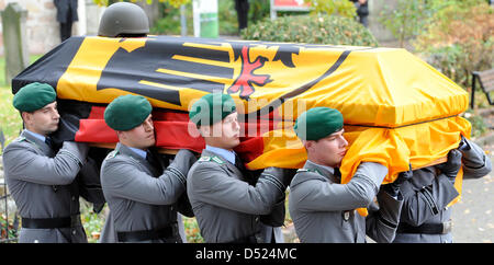 I soldati portano la bara della Bundeswehr (militare tedesco) personale sergente Florian Pauli fuori del San Lamberti chiesa in Selsingen, Germania, 15 ottobre 2010. Il 26-anno-vecchio paracadutista tedesco è stato ucciso da un dispositivo esplosivo in Afghanistan la provincia di Baghlan in data 8 ottobre 2010. Foto: FABIAN BIMMER Foto Stock