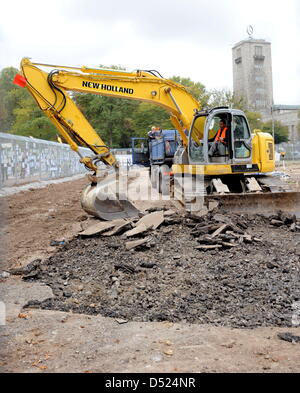 Un escavatore copntinues il suo lavoro presso il sito di costruzione del controverso progetto ferroviario 'Stuttgart 21' all'Schlossgarten di Stoccarda, Germania, 15. Ottobre 2010. Allo stesso tempo, sostenitori e oppositori del progetto negoziare la ulteriore corso di azione a Stuggart municipio della città. Foto: BERND WEISSBROD Foto Stock