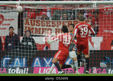 Del Bayern Monaco Mario Gomez punteggi 3-0, che è il suo terzo obiettivo nel gioco, mentre Hannover il portiere Florian Fromlowitz non può intervenire durante la Bundesliga tedesca partita FC Bayern Munich vs Hannover 96 di Allianz Arena di Monaco di Baviera, Germania, 16 ottobre 2010. Foto: Andreas Gebert (ATTENZIONE: embargo condizioni! Il DFL permette l'ulteriore utilizzazione delle immagini nella IPTV, m Foto Stock