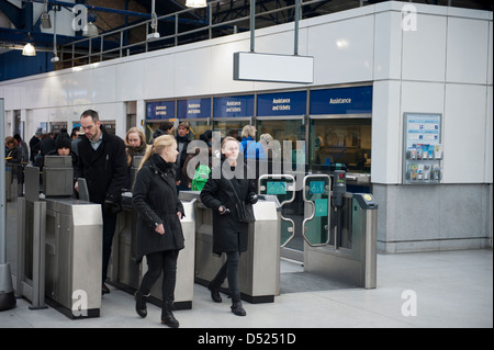 Biglietto ostacoli alla stazione della metropolitana di Earl's Court Foto Stock