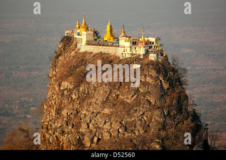 Il Monte Popa tempio in Myanmar sulla sommità di un imponente sperone spina vulcanica è raggiunta da 770 passi. Foto Stock