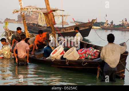 La mattina presto la cattura di una barca da pesca è atterrato presso il villaggio di giada Taw sulla baia del Bengala in Myanmar da guadare in. Foto Stock