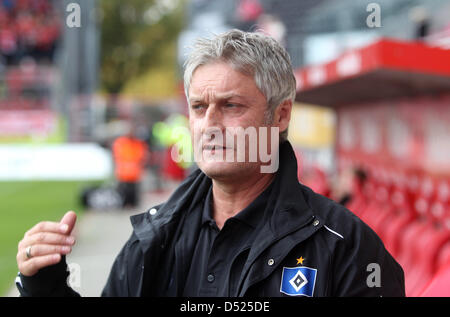 Amburgo pullman Armin Veh segnali per i suoi giocatori dal margine durante il match della Bundesliga FSV Mainz 05 contro Hamburger SV in Mainz, Germania, 16 ottobre 2010. Amburgo Mainz si è conclusa la serie vincente vincendo 1-0. Foto: Thomas Frey Foto Stock