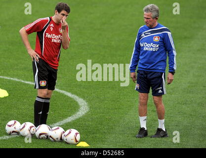 Leverkusen's allenatore Jupp Heynckes parla al suo avanti Patrick Helmes durante una sessione di formazione in Salonicco, Grecia, 20 ottobre 2010. Il 21 ottobre 2010, Leverkusen giocherà contro Aris Salonicco del gruppo B UEFA Europa League a Salonicco. Foto: FEDERICO GAMBARINI Foto Stock