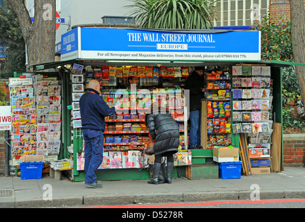 Edicola la vendita del Wall Street Journal presso il St John's Wood metropolitana della stazione ferroviaria di London REGNO UNITO Foto Stock