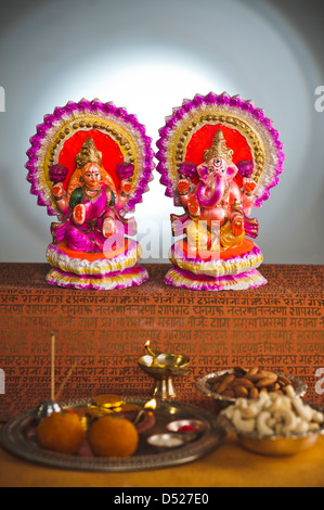 Preparazione di Lakshmi pujan un rituale Indù durante il Diwali Festival Foto Stock