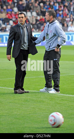 Freiburg's head coach Robin Dutt (L) parla di Kaiserslautern's head coach Marco Kurz prima dell' inizio della Bundesliga tedesca match SC Freiburg vs FC Kaiserslautern in Badenova stadium a Friburgo in Germania il 23 ottobre 2010. Foto: Patrick Seeger (ATTENZIONE: embargo condizioni! Il DFL permette l'ulteriore utilizzazione delle immagini nella IPTV, servizi di telefonia mobile e altri nuovi technolog Foto Stock