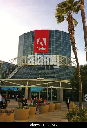 Vista esterna sulla Convention Center, dove l'Adobe Developer Conference è tenuto a Los Angeles, CA, Stati Uniti d'America, 25 ottobre 2010. Dopo una riga effettuata con Apple, il gigante del software Adobe prende un passo avanti con i nuovi prodotti e i nuovi alleati. Adobe ha presentato diverse soluzioni per tradurre i contenuti multimediali in un formato di standardizzare da dispositivi mobili per la televisione, compresi i 'Digital Foto Stock