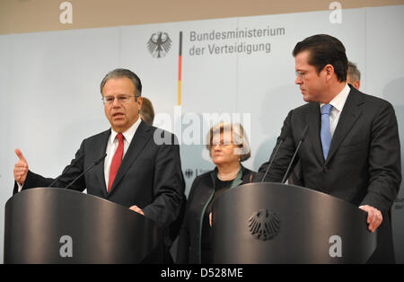 Frank-Juergen Weise (L), capo della Germania dell'agenzia federale per l'occupazione e capo della commissione speciale caricato con la ristrutturazione di forze armate tedesche, e il ministro della Difesa tedesco Karl-Theodor zu Guttenberg (R) presentano i risultati della relazione della commissione di Berlino, Germania, 26 ottobre 2010. La relazione propone di tagliare del Ministero della difesa personale da 3.300 a 1.600 e di shri Foto Stock