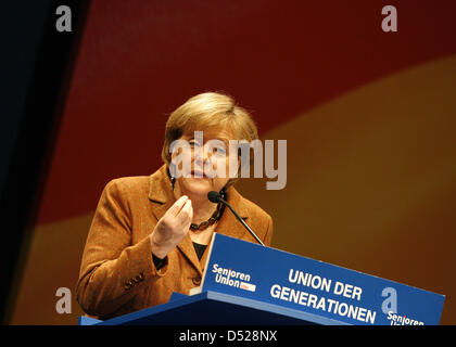 Bundeskanzlerin Angela Merkel (CDU) spricht am Dienstag (26.10.2010) auf der Versammlung Senioren-Union der CDU in Recklinghausen zu den Besuchern. Die Senioren-Union kommt am Montag und Dienstag (26.10.2010) im Ruhrfestspielhaus Recklinghausen zur 13. Bundesdelegiertenversammlung zusammen. Foto: Roland Weihrauch dpa/lnw Foto Stock