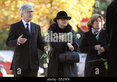 (L a R:) Christian Wolff, moglie Marina e Christa Clarin arrivare per Thomas Fuchsberger i funerali in Gruenwald, Germania, 27 ottobre 2010. Il Figlio dell'attore tedesco e TV personality Joachim Fuchsberger aveva annegato il 14 ottobre 2010 in un fiume in Kulmbach in Baviera settentrionale. Foto: Tobias Hase Foto Stock