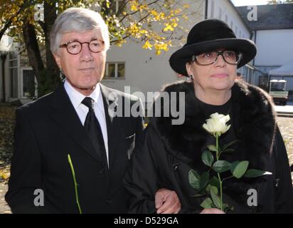 Attore Christian Wolff e la moglie Marina arriva per Thomas Fuchsberger i funerali in Gruenwald, Germania, 27 ottobre 2010. Il Figlio dell'attore tedesco e TV personality Joachim Fuchsberger aveva annegato il 14 ottobre 2010 in un fiume in Kulmbach in Baviera settentrionale. Foto: Ursula Dueren Foto Stock