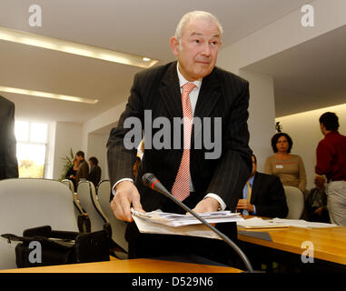 Ex primo ministro della Baviera, Guenther Beckstein, passeggiate al suo sedile prima dell'inizio del consiglio di inchiesta della Baviera Bank (Bayern LB) nel parlamento di Monaco di Baviera, Germania, il 28 ottobre 2010. Il consiglio di inchiesta intende chiarire della BayernLB miliardi di euro-misinvestment in banca Hypo Group Alpe Adria (HGAA). Foto: Peter Kneffel Foto Stock