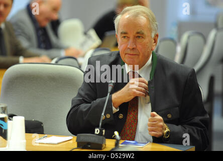 Ex segretario di Stato della Baviera, Hans Spitzner, siede sulla sua sedia all'inizio del consiglio di inchiesta della Baviera Bank (Bayern LB) nel parlamento di Monaco di Baviera, Germania, il 28 ottobre 2010. Il consiglio di inchiesta intende chiarire della BayernLB miliardi di euro-misinvestment in banca Hypo Group Alpe Adria (HGAA). Foto: Peter Kneffel Foto Stock