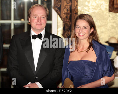 Il Principe Carlos Bourbon-Parma e sua moglie la principessa Annemarie partecipare alla cena di gala in occasione del cinquantesimo anniversario della svedese della Camera di Commercio di Noordwijk, Paesi Bassi, 28 ottobre 2010. Foto: Albert van der Werf (PAESI BASSI) Foto Stock