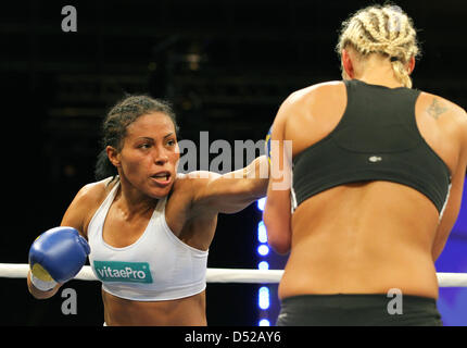 Boxer norvegese Cecilia Braekhus (L) combatte contro Mikaela Lauren dalla Svezia durante il WBC-,- WBA e WBO World Welterweight Boxing campionato a Rostock, Germania, 30 ottobre 2010. Campione in carica dalla Norvegia ha vinto la lotta con un tecnico knockout nel settimo round. Foto: Bernd Wuestneck Foto Stock