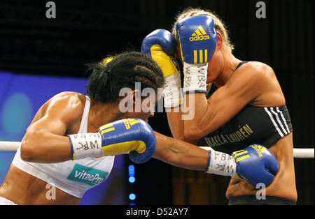 Boxer norvegese Cecilia Braekhus (L) combatte contro Mikaela Lauren dalla Svezia durante il WBC-,- WBA e WBO World Welterweight Boxing campionato a Rostock, Germania, 30 ottobre 2010. Campione in carica dalla Norvegia ha vinto la lotta con un tecnico knockout nel settimo round. Foto: Bernd Wuestneck Foto Stock