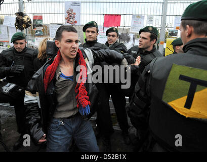 Gli avversari del controverso le costruzioni ferroviarie progetto Stuttgart 21 lotta con gli ufficiali di polizia in un recinto della costruzione del sito di Stoccarda (Germania), 30 ottobre 2010. Molti manifestanti hanno scavalcato le recinzioni che proteggono il cantiere di fronte alla stazione centrale e piantato nuovi alberi in sostituzione di quelli che sono stati abbattuti all inizio di ottobre. Foto: Bernd W Foto Stock