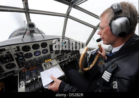 Testa del traffico aereo Georg Kohne vola il piano Junkers Ju 52 di Lufthansa ad Amburgo, Germania, 31 ottobre 2010. Il 74-anno-vecchio 'Grand Madame' di Lufthansa lascia ora per la pausa invernale. Dal 1986 i battenti dinosauro richiede fino a 10 000 persone nostalgico sui viaggi nell'aria. Foto: Maurizio Gambardini Foto Stock