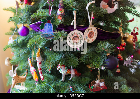 Ornamenti su albero di Natale Foto Stock