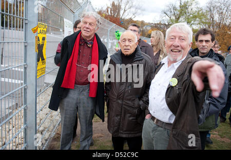 Docup ex membro del parlamento tedesco e avversario di Stuttgart 21 Peter Conradi (L-R), mediatore del controverso progetto ferroviario Stuttgart 21 Heiner Geissler e Gangolf Stocker della coalizione contro Stuttgart 21 sostare davanti a un recinto della costruzione del sito di Stoccarda, Germania, 03 novembre 2010. Sostenitori e oppositori di Stuttgart 21 ha visitato l'ala sud del Foto Stock