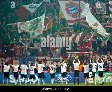 Il Bayern Monaco di Baviera i giocatori di salutare i loro fan (fondo) che celebrano la loro vittoria alla fine della loro la UEFA Champions League Gruppo E partita di calcio tra CFR Cluj 1907 e FC Bayern Monaco di Baviera, nella città di Cluj, Romania occidentale, 03 novembre 2010. Foto: Peter Kneffel Foto Stock