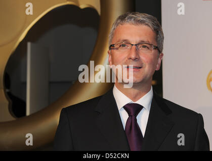 Rupert Stadler, presidente del costruttore di automobili Audi AG, assiste il "Goldene Lenkrad Award' ospitato da 'Bild' a Berlino, Germania, 3 novembre 2010. La consegna del premio le migliori novità dell'anno dal mondo delle automobili. Foto: Jens Kalaeneene Foto Stock