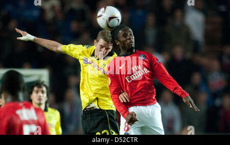 Dortmund Sven Bender (L) e il PSG Peguy Luyindula (R) si contendono la palla durante UEFA Europa League gruppo j corrispondono a Parigi St. Germain vs Borussia Dortmund a Stade Parc des Princes Stadium di Parigi, Francia, 04 novembre 2010. La partita si è conclusa in un goalless draw. Foto: Bernd Thissen Foto Stock