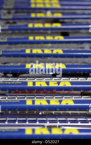 (File) - Un file di dpa picture datato 15 agosto 2005 mostra una fila di IKEA carrelli di shopping a Berlino, Germania. La Germania rimane il più importante mercato per mobili Ikea gigante. Foto: Soeren Stache Foto Stock