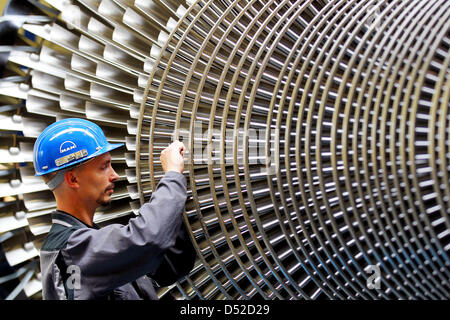 (File) - Un file di dpa foto datata 02 giugno 2010 mostra un meccanico di esaminare una turbina a un impianto del produttore di turbine MAN-Turbo in Oberhausen, Germania. L'economia tedesca è previsto per mantenere in costante crescita nel secondo termine, secondo le stime dell'Istituto DIW. Foto: Oliver Berg Foto Stock