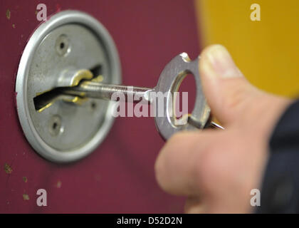 (File) - Un file di dpa foto datata 26 novembre 2009 mostra un operaio inserendo una chiave in una cellula serratura della porta in prigione in Weiterstedt, Germania. Il Bundestag (parlamento tedesco) hanno discusso la detenzione preventiva di pericolosi criminali il 29 ottobre 2010. Foto: Uwe Anspach Foto Stock